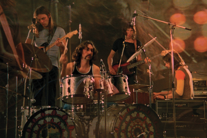 Un’immagine che cattura i Pink Floyd durante le riprese del 1971. il concerto live a Pompei è il primo concerto in assoluto mai registrato nel teatro romano