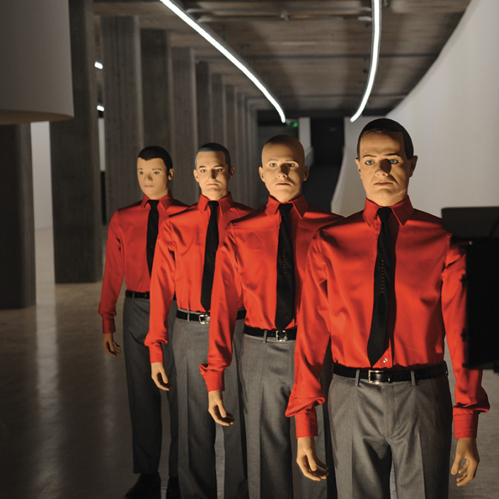 I Kraftwerk nell’iconica foto dove il gruppo è rappresentato da Robots